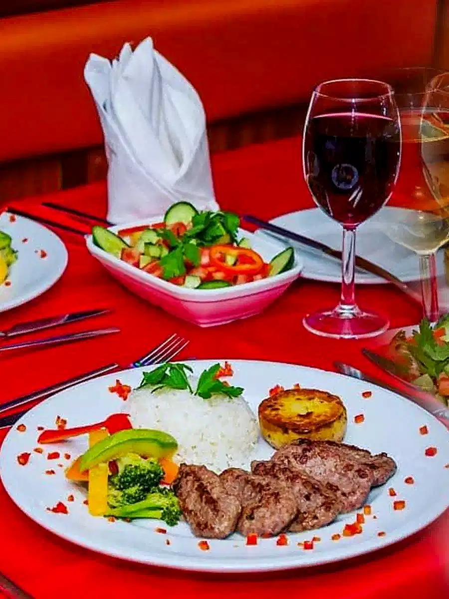 Bosphorus-Dinner-Cruise-meal-1